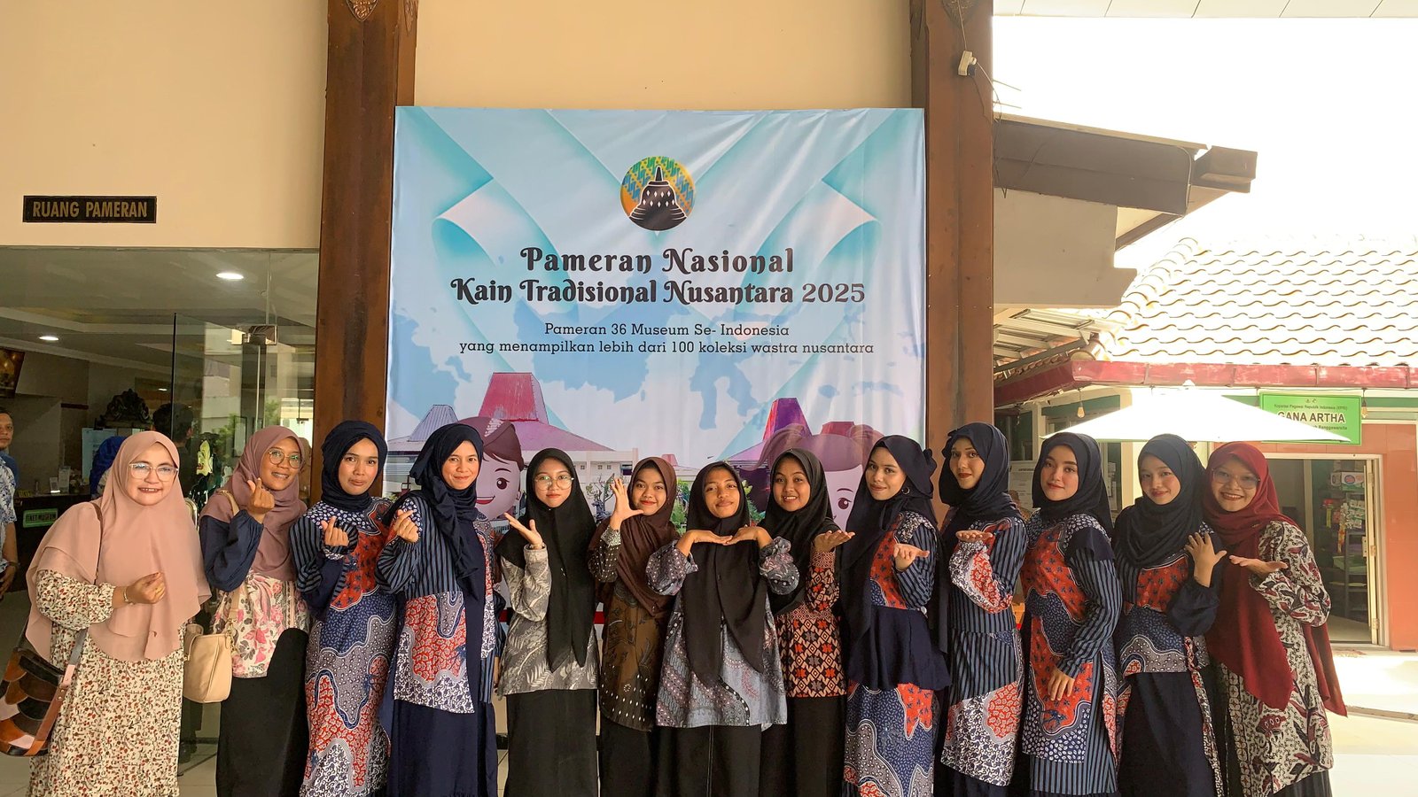 SMK MIBS Kebumen Tampilkan Karya Santri di Pameran Kain Tradisional Nusantara 2025