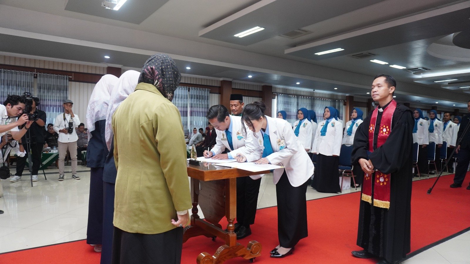 7 APOTEKER UNIMUGO RESMI DIAMBIL SUMPAH, SIAP MENGABDI UNTUK NEGERI