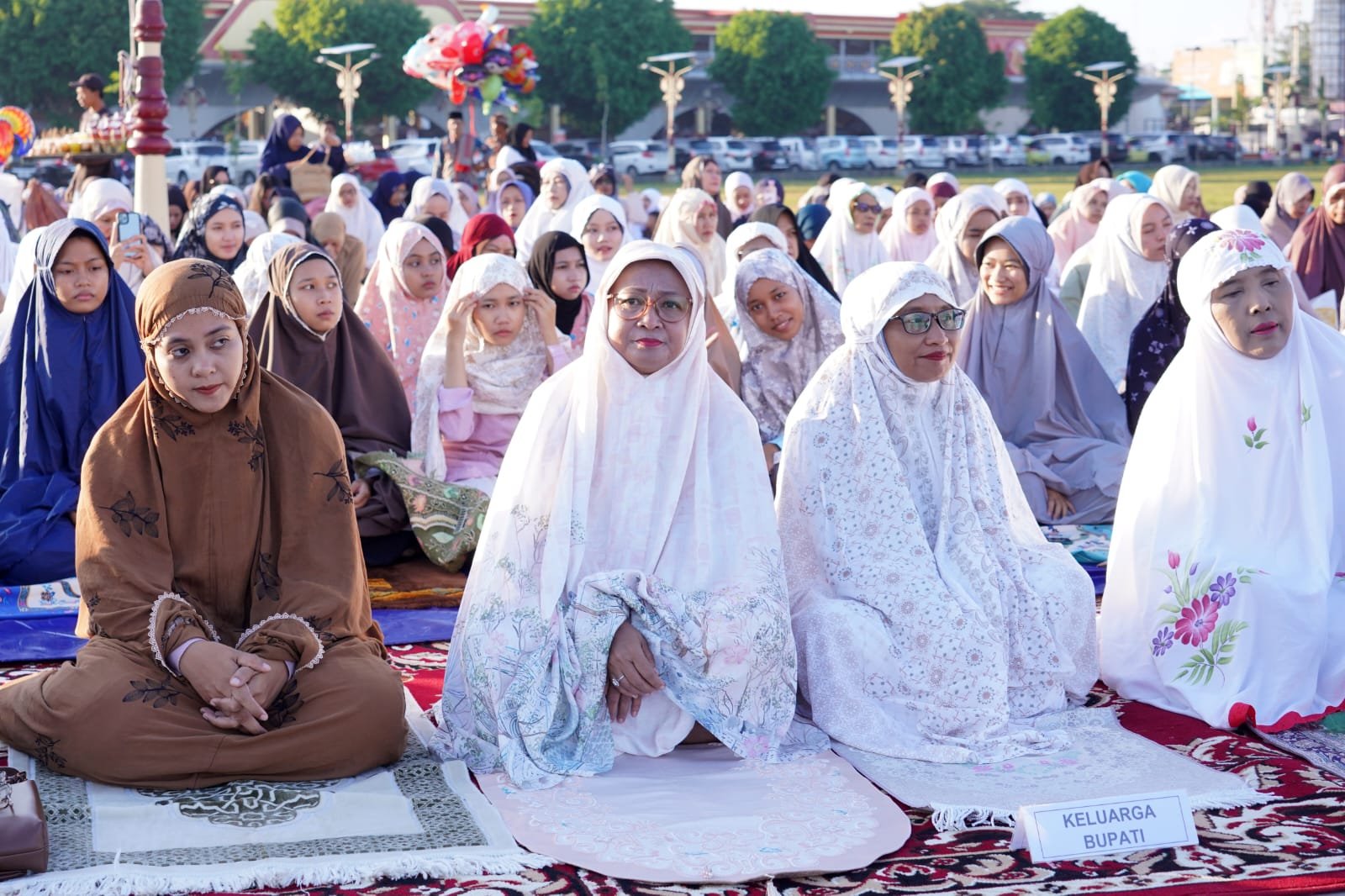 Salat Iduladha di Alun-Alun Kebumen: Bupati Lilis Nuryani Salat Bersama Ribuan Warga