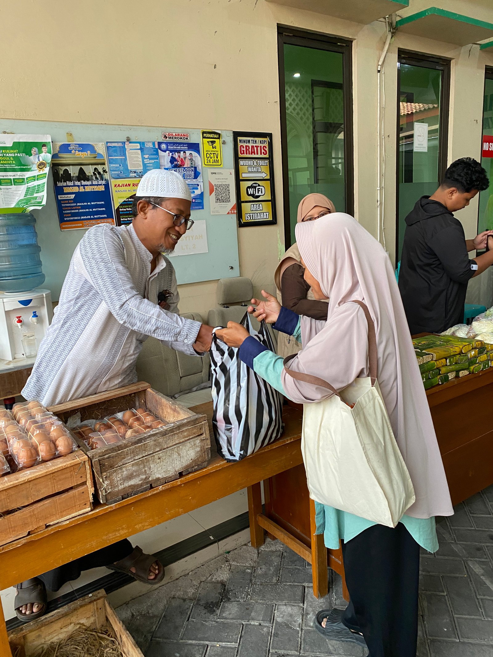 Mucinfa by Mirasa: Masjid Al Muttaqin Bagikan Lebih dari 130 Paket Bantuan dan Gelar Pengajian serta Sarapan Bersama
