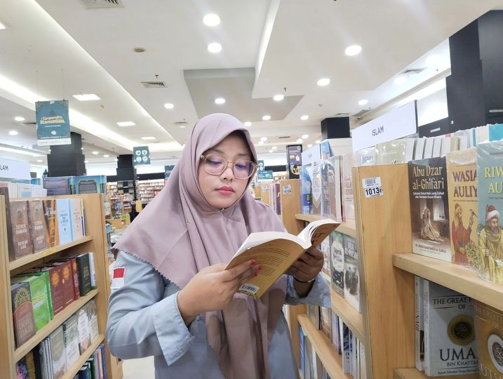Menurunnya Minat Baca di Kalangan Remaja: Sebuah Tantangan Pendidikan Modern ll Erlin Kurnia Sri Rejeki, M. Pd. I